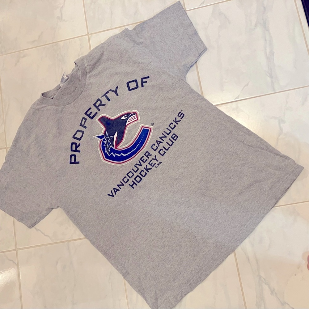 Vancouver Canucks Gray short sleeve T-Shirt. EUC!
